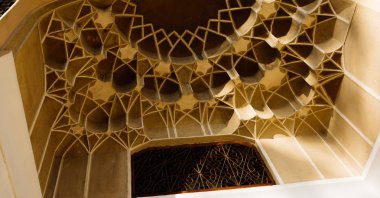 güzel mimari, duvarlar ve tavan oyulmuş ilham verici