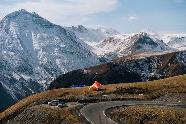 Beyaz kar, kış doğası, tepeler ve yol ile kaplı görkemli yüksek Dağları