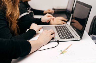 ofiste dizüstü bilgisayarlarda çalışan erkek ve kadın grafik tasarımcıları