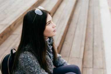 güzel esmer kız oturan gri paltolu, adımları sokak stili