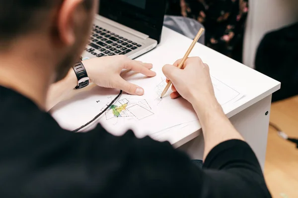 Jovem arquiteto designer trabalhando em um projeto no escritório — Fotografia de Stock