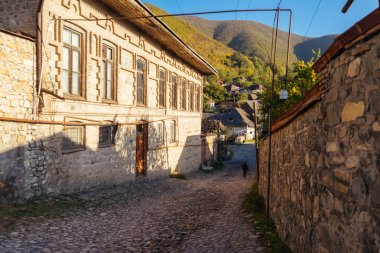 dağlar, eski evleri ve bir yol yakınlarında küçük bir köy
