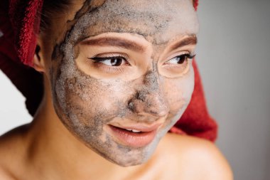 yüzü, ciltte uygulayıp sonra yararlı kil maskesi güzel güzel kız görünüyor