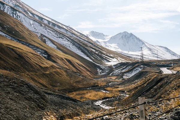 Inspiradora natureza caucasiana, altas montanhas majestosas cobertas de neve branca — Fotografia de Stock