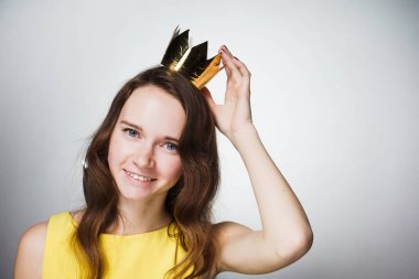 mutlu güzel genç kız gülümseyerek, anneler günü kutlama başında altın taç ile