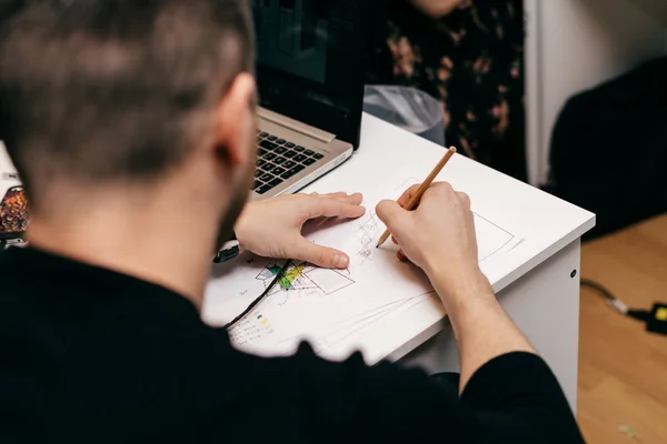 Homem designer arquiteto trabalhando em um projeto no escritório — Fotografia de Stock