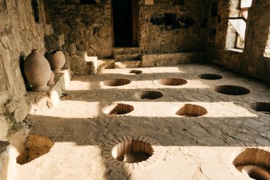 Fabrika odada şarap, sürahi ve özel yerde delikler için
