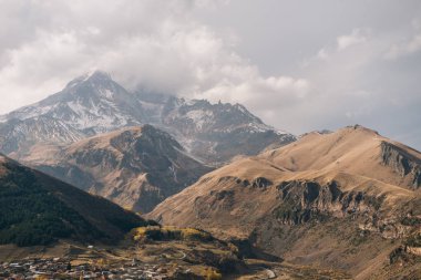 görkemli yüksek dağlar, beyaz karla kaplı tepeler