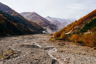 sihirli doğa ilham verici, dağlar ve yamaçları ağaçlar, sonbahar doğa ile kaplıdır