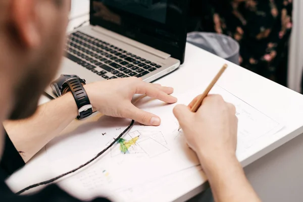 Arquiteto masculino que trabalha no projeto no escritório — Fotografia de Stock