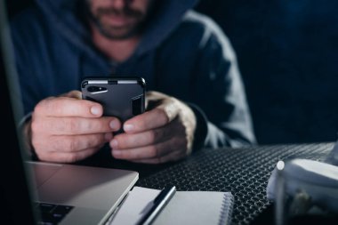 Tehlikeli bir suç adam bir başlıklı bir smartphone bir parola kesmek