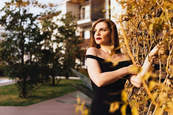 Mulher de luxo atraente andando no jardim e posando, desfrutando de uma vida rica — Fotografia de Stock