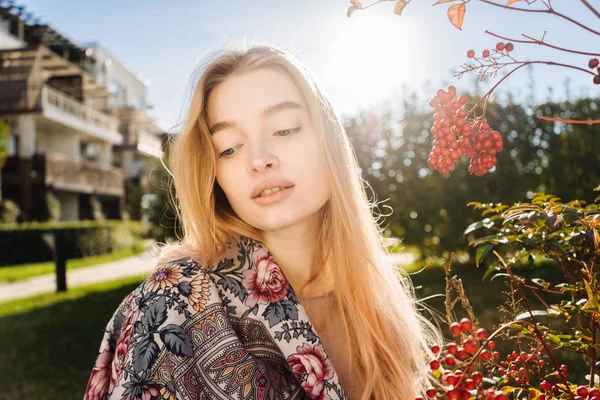 Hermosa chica rubia atractiva caminando por el jardín, disfrutando de la naturaleza y el sol — Foto de Stock
