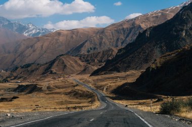 yüksek görkemli dağlar, Otoban, mavi gökyüzü altında