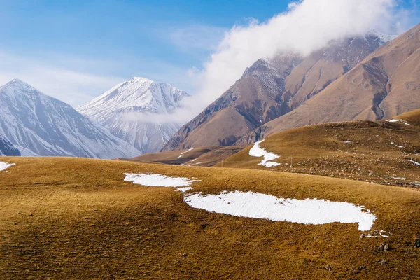 Inspiring nature, majestic mountains covered with white snow and fields — Stock Photo, Image