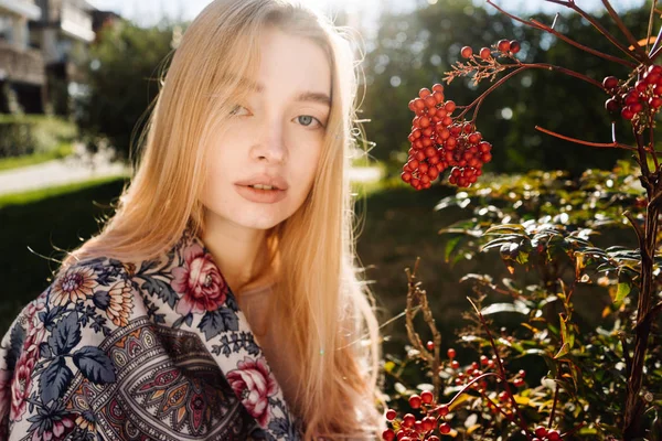 Joven hermosa modelo rubia chica está caminando por el jardín, disfrutando del sol y la naturaleza — Foto de Stock