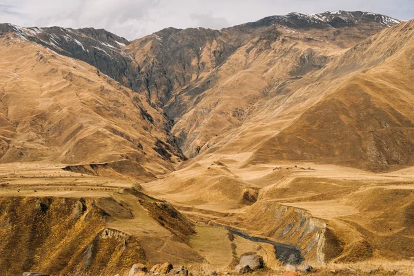Doğa, sarı yamaçları ve yüksek dağlar, sonbahar doğa ilham verici — Stok fotoğraf