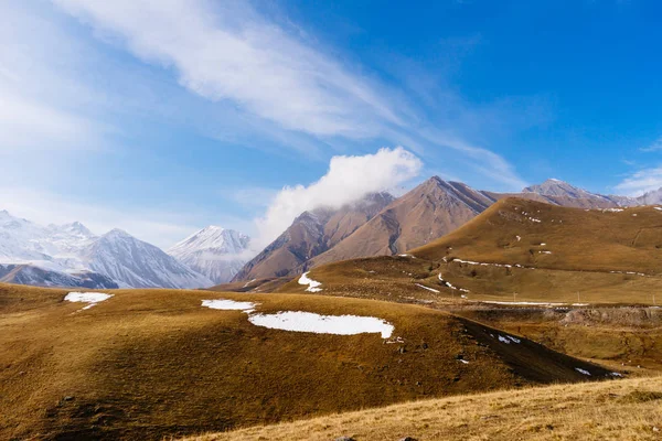 Natura ispiratrice, alte montagne maestose sotto il cielo blu, campi gialli e colline — Foto Stock
