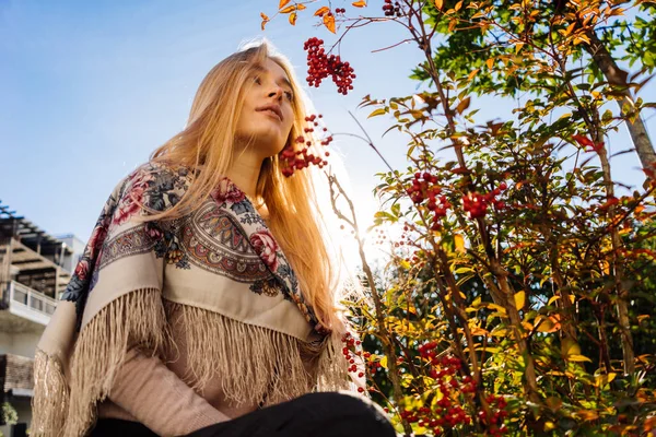 Bonito jovem loira menina andando pelo jardim ao sol, apreciando a natureza — Fotografia de Stock