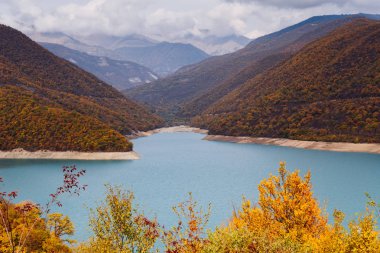 büyüleyici doğa, görkemli dağlar ve Mavi Göl, ağaçlar ve bitkiler bir sürü büyü
