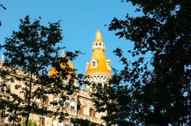 Barcelona, ağaçlar ve mavi gökyüzü Gaudi tarafından bina