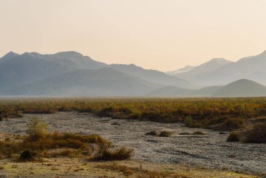 Sihirli doğa, görkemli dağlar, yamaçları ve tepeler, sınırsız yeşil alan