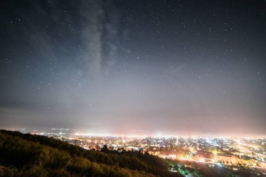 parlak parlayan şehir, fenerler ve ışıklar gece gökyüzü altında çok yukarıdan bir görünüm