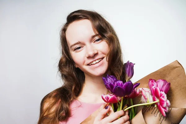 8 Mart Dünya Kadınlar günü kutluyor güzel kokulu çiçekler, bir buket tutan güzel gülümseyen kız — Stok fotoğraf