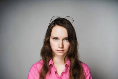 üzgün genç kadın memur kameraya bakarak Pembe gömlekli