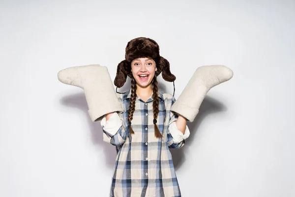 Felice bella ragazza russa in caldo cappello di pelliccia tiene stivali di feltro invernali — Foto Stock