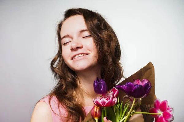 8 Mart Dünya Kadınlar günü kutluyor büyük bir buket çiçek, tutan mutlu genç kadın — Stok fotoğraf