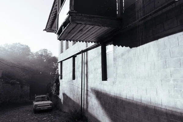 Маленький кирпичный дом, черно-белое фото, на солнце — стоковое фото