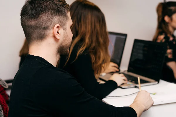 Uomini e donne, grafici lavorano su computer portatili su un progetto, insieme — Foto Stock