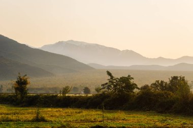 doğa, görkemli dağlar ve sınırsız yeşil alanlar, birçok bitki ve ağaçlar ilham verici