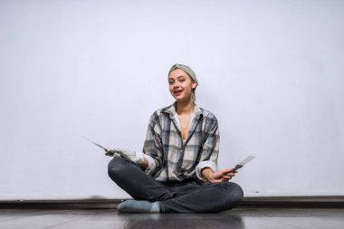 sevimli genç kız yapıyor dairede, özel aletler, katta oturan tutan onarır