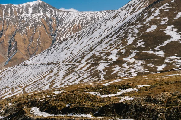Natureza inspiradora e paisagem, as encostas da montanha são cobertas com neve branca — Fotografia de Stock