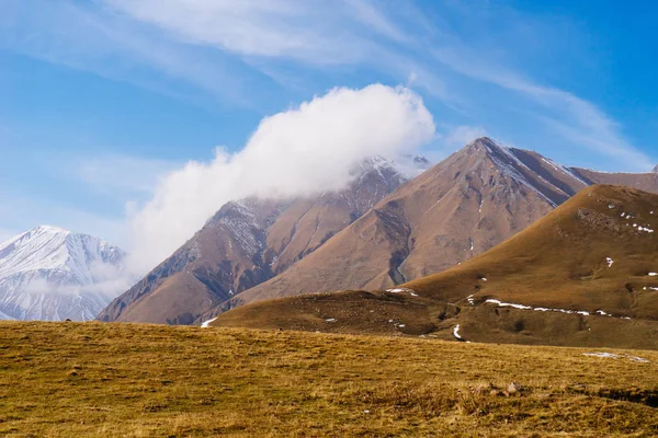 Natureza inspiradora, majestosas montanhas e encostas, céu azul e nuvens brancas — Fotografia de Stock