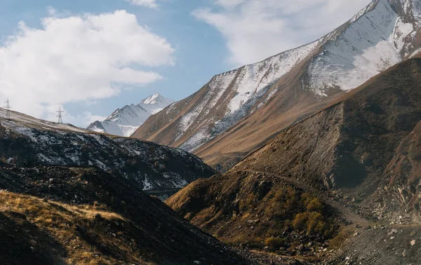 Majestic high Caucasian mountains covered with white snow, blue sky — Stock Photo, Image