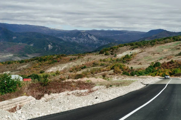 Paysage et nature inspirants, autoroute au pied des montagnes — Photo