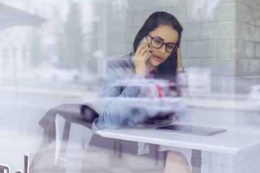 iş iş kız gözlük ile telefonda konuşuyor