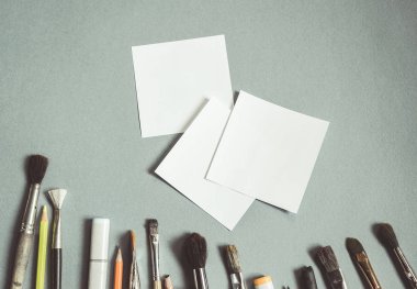 Mavi üzerinde tablo yatıyordu Sanat fırçalar ve beyaz kağıt