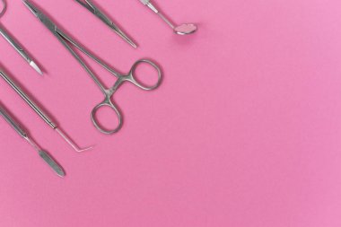 pembe yüzeyde tıbbi diş araçlardır