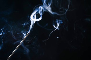 karanlık için için yanan aroma sopa, mavi duman