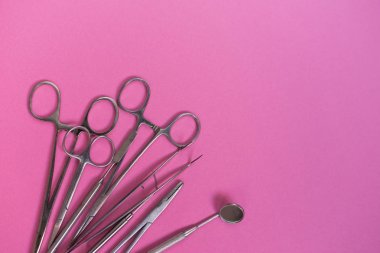 pembe yüzeyde tıbbi diş araçlardır