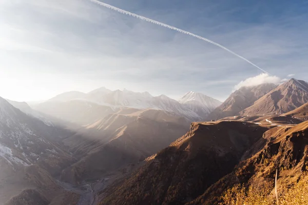 令人振奋的自然, 高加索的山脉在清晨的阳光下 — 图库照片