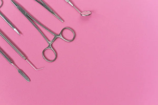 핑크색 표면에는 치과 의료 기기 — 스톡 사진