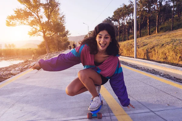 Felice elegante ragazza skateboard per strada — Foto Stock