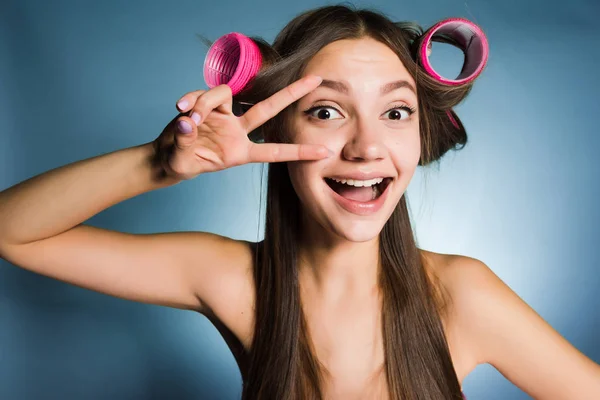 Ευτυχισμένος αστείο κορίτσι δείχνει δύο δάχτυλα σε ένα κεφάλι μπικουτί μαλλιά — Φωτογραφία Αρχείου