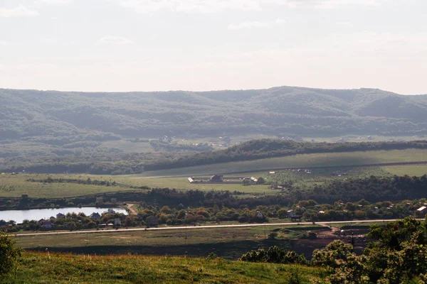 Lake in the background of high green mountains — Stock Photo, Image