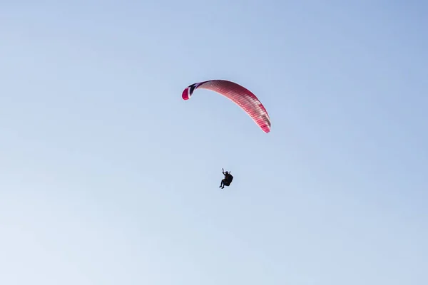 Turista con un paracaídas contra el cielo azul — Foto de Stock